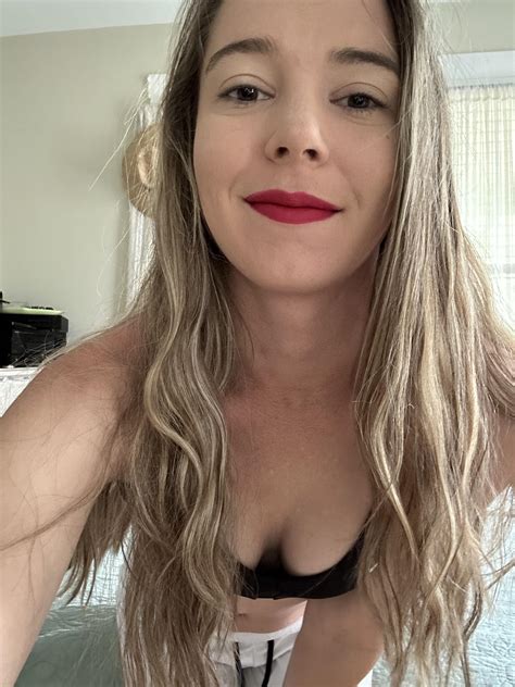 My B cups fit my petite body well. Do you like them? : r/SportsbraCleavage