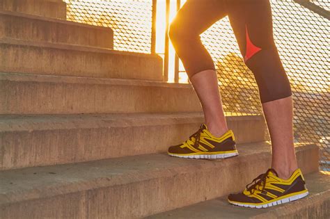 Do I Have Wide Feet Chart? 7 Easy Ways To Find Out - Runner's Goal