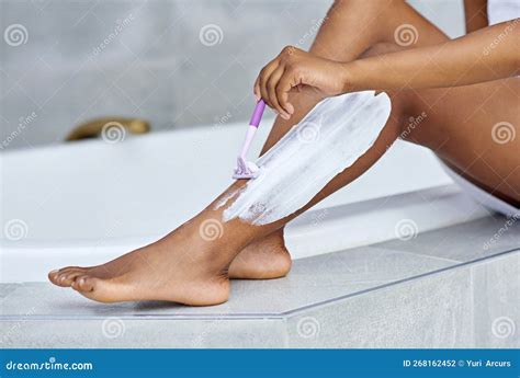 Mulher Depilando O Cuzinho - Sem Queimadura Aqui. Uma Jovem Mulher Depilando As Pernas Por Uma ...
