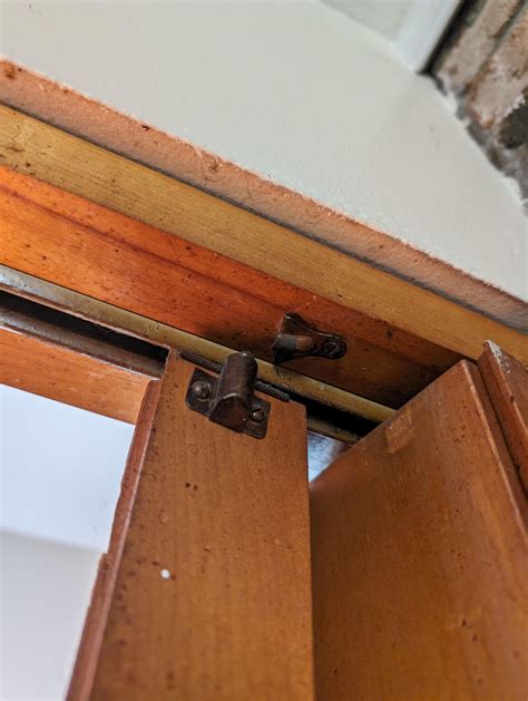 How to keep this accordion door collapsed (open) : r/howto