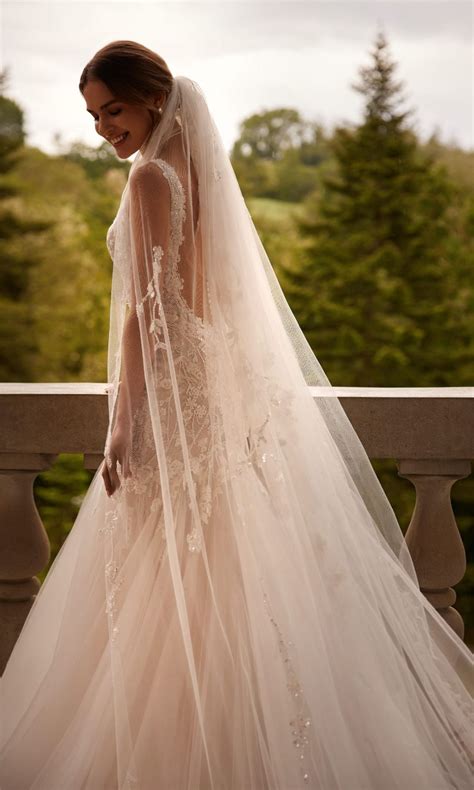 V-neck mermaid wedding dress AQUILEGIA KISS. Chic bridal gowns 2024 by