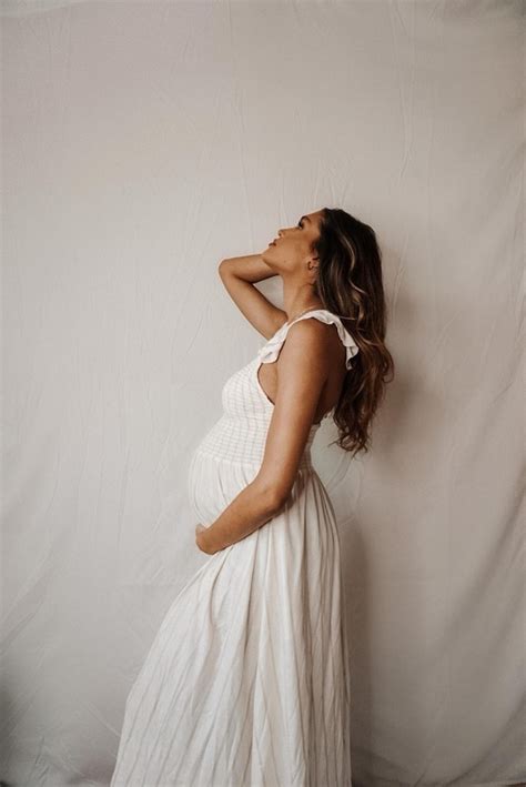 DIY Maternity Photos At Home | Raquel McKinney