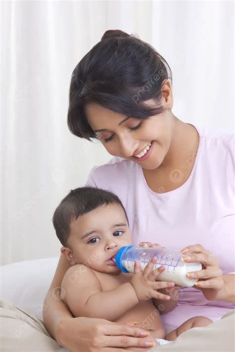 رضاعة الأم الرضيع بالحليب من الزجاجة صورة الخلفية والصورة للتنزيل 