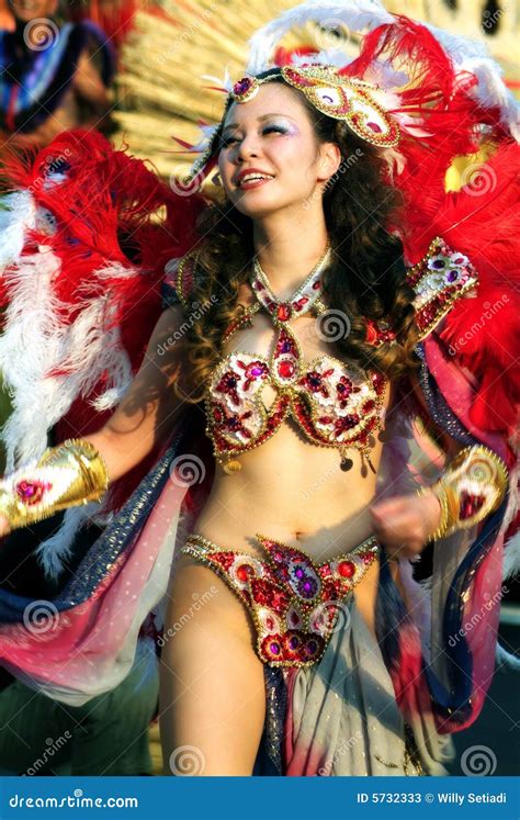 Samba Dancer editorial stock photo. Image of costume, brazil - 5732333