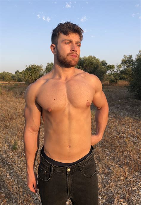 Sun kissed : r/HotGuys