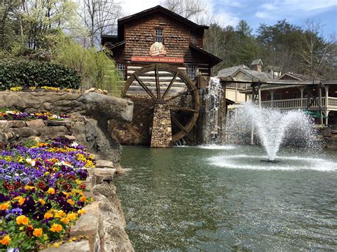 Dollywood - The Complete Guide to Dolly Parton's Park