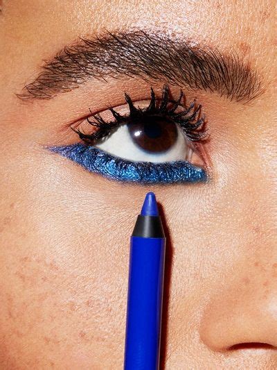 how to put eyeliner on bottom lid