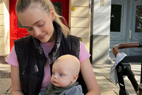 Fødslen gik i gang seks uger før termin og far var på vej til Chicago