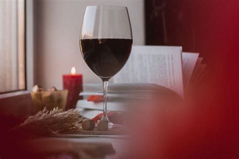 Вино, свечи, книга - все что нужно для прекрасного вечера | Вино, Свеча