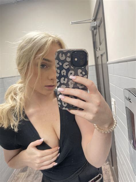 bathroom break at work for this pic 18f : r/selfie