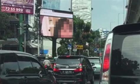 papan reklame putar video porno siang bolong  reaksi warga
