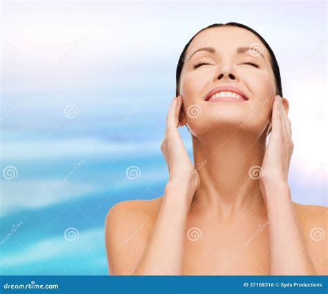 Cara De La Mujer Sonriente Joven Foto de archivo - Imagen de salud