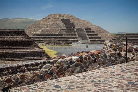 Visiting the Historic Pyramids Near Mexico City Editorial Photo - Image of moon, recreation ...