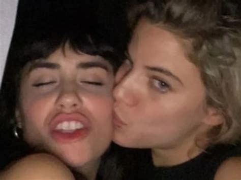 Lali Espósito, a los besos con Justina Bustos: publicó fotos y luego