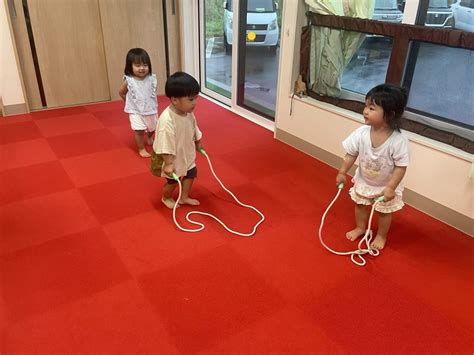 運動あそび～縄遊び～（1歳児）ほか | 青森県黒石市の学校法人東英学園｜東雲幼稚園