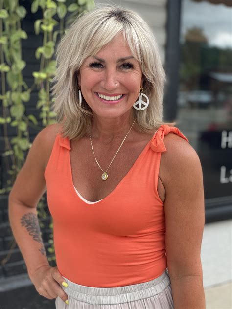 Pro stylists explain how to choose above shoulder haircuts for women 11