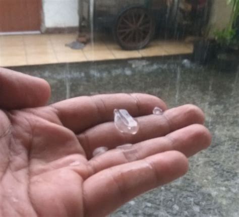fenomena hujan es terjadi  jakarta selatan okezone megapolitan