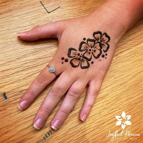 43 Simple Henna Designs That Are Easy to Draw - StayGlam
