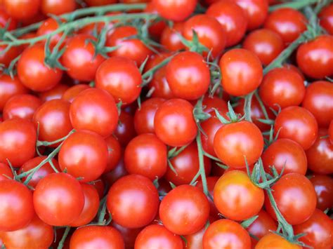How to Pick the Best Tomatoes | SELF