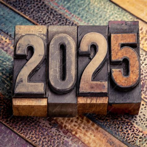 Винтажные деревянные печатные блоки, образующие 2025 на ...