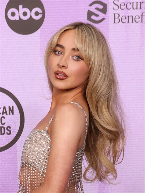 Every Product Used for Sabrina Carpenter's Glossy AMA Makeup | Who What ...