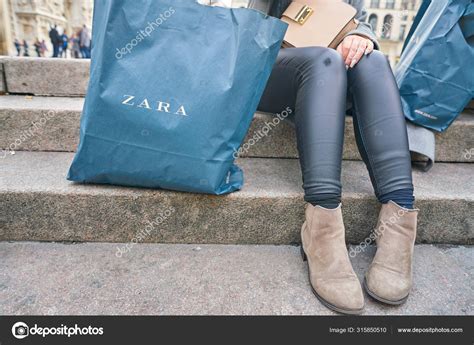 Женщина с фирменной сумкой Zara . – Стоковое редакционное фото ...