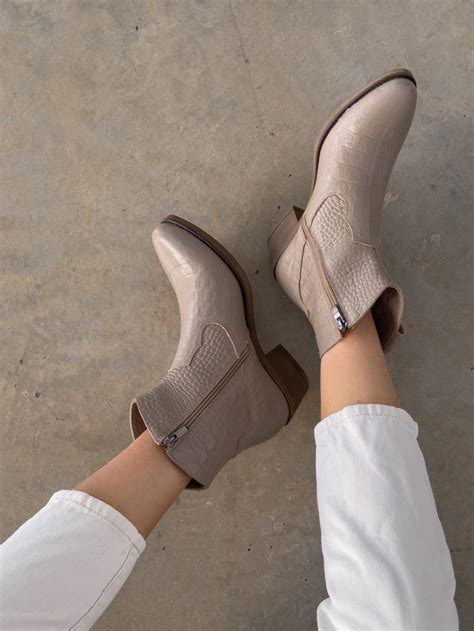 Ботинки женские КАЗАКИ BRUK В ЧЕРНОЙ ЗАМШЕ – купить в TREGUBOV SHOES