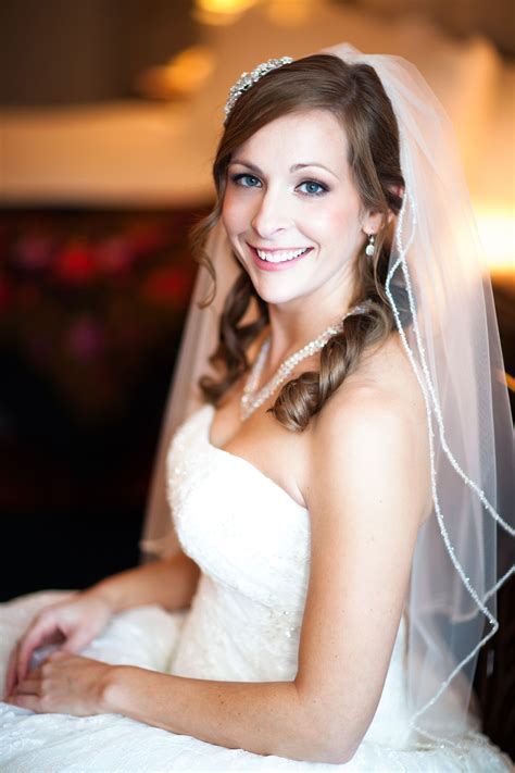Elbow-Length Veil and Simple Jewelry
