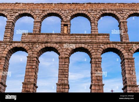 Détails. L'aqueduc de Ségovie, Acueducto de Ségovie, est un aqueduc ...