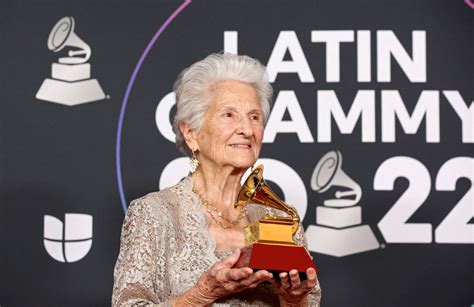 Quién es Ángela Álvarez, la mujer que ganó su primer Latin Grammy a los