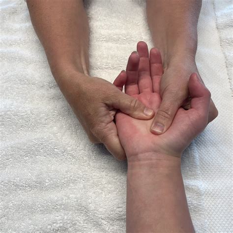 6 Tips For Giving The Perfect Hand Massage