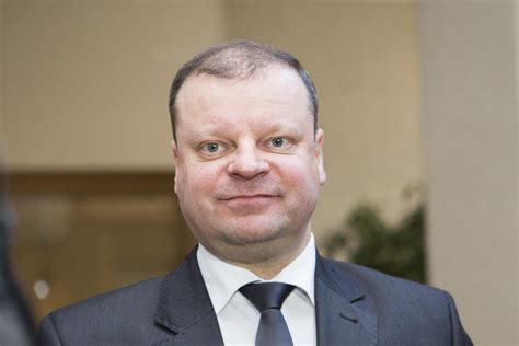 Главе правительства Литвы сделали операцию по коррекции зрения ...