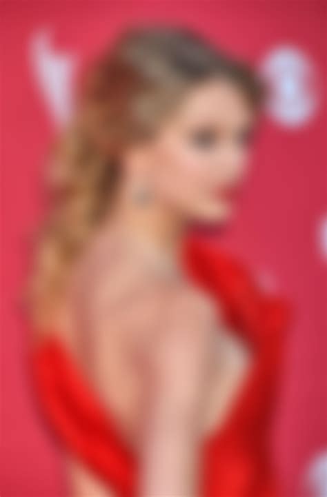 Taylor Swift Nip Slip [NSFW] : Celebs