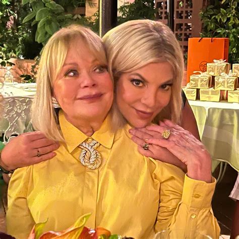 Tori Spelling shares rare photo with her brother, mom, Candy