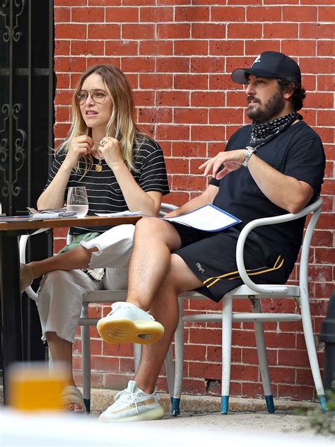 JENNY MOLLEN and Jason Biggs at a Cafe in New York 07/21/2020 – HawtCelebs