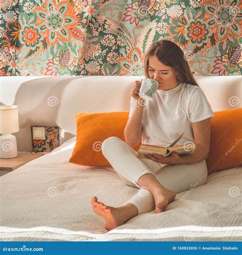 Мудрая девушка, читающая важную книгу Чтение и разработка Стоковое Фото ...