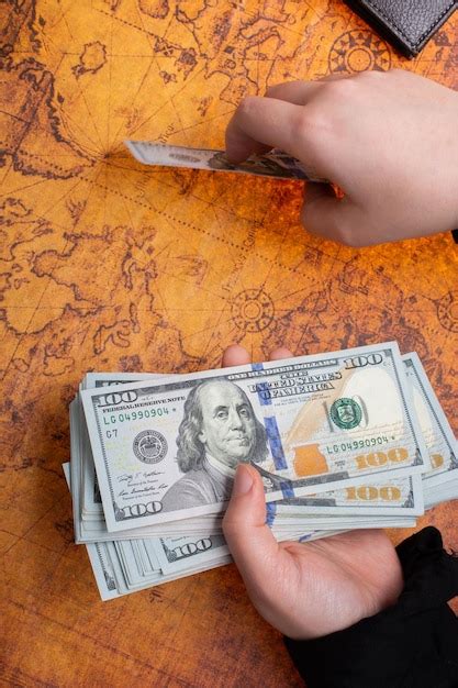 manos contando billetes en dolares estadounidenses en efectivo concepto