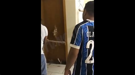 Arrombando O Cu Do Novinho - Vídeo mostra homem arrombando porta de banheiro com picareta ao flagra ...