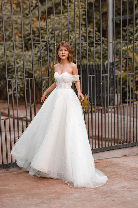 29 of the Best Pearl Wedding Dress Styles We’re Swooning Over