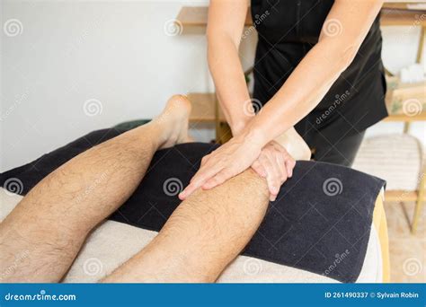 Terapia De Masaje Deportivo De Piernas Masculinas Por Masajista ...