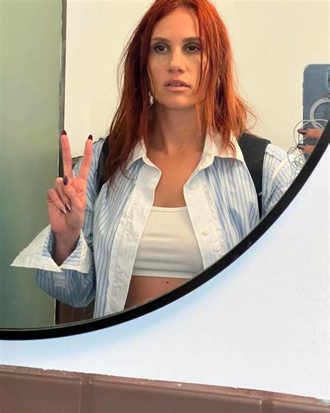 Comedian shocks audience as she begs for one to come 'home with me' in