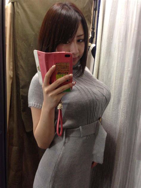 【ニット着衣巨乳エロ画像】ピチピチなセーターで胸の形が丸わかり…思わず視線を送ってしまう着衣オッパイ画像ww | エロ画像ミルナビ