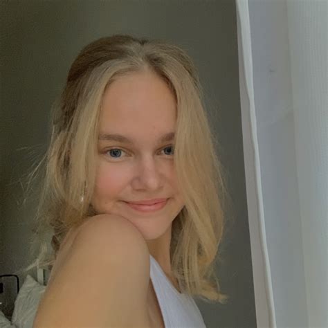 isabella holland bio site