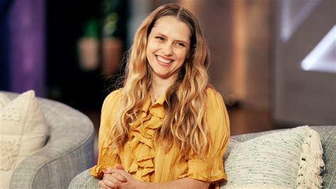 teresa palmer  shes  breastfeeding    years   row