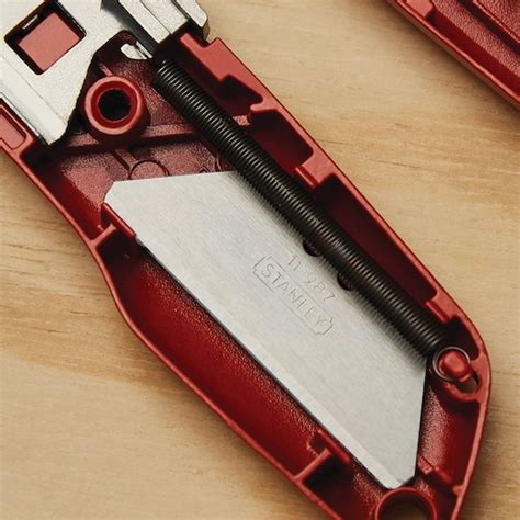 STANLEY® Self-Retracting Safety Utility Knife | STANLEY
