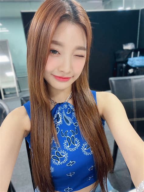 221004 WOO AH Twitter Update - Minseo | kpopping