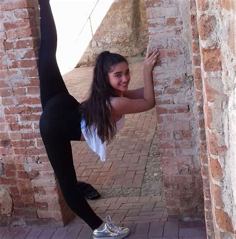 Niña de 12 años se viste ajustado y provoca controversia en redes ...
