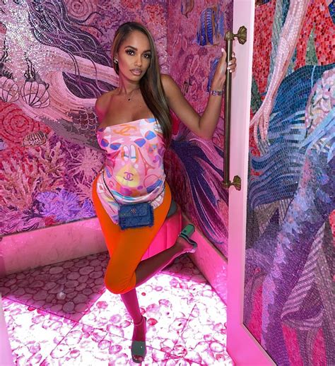 Kabrina (@shestheitgirl) • Instagram profile | Outfits for teens, Scarf