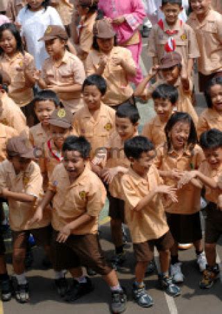 murid sd berseragam pramuka - DATATEMPO