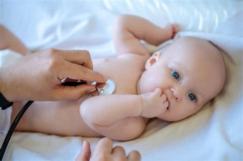 Ouvindo O Coração Do Bebe - Pediatra masculino ouvindo o coração do bebê com o estetoscópio | Foto ...